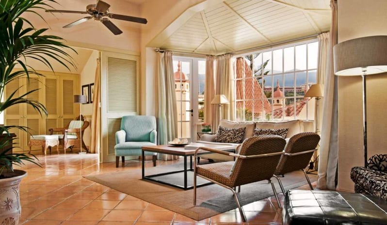 SUITE LIVING ROOM